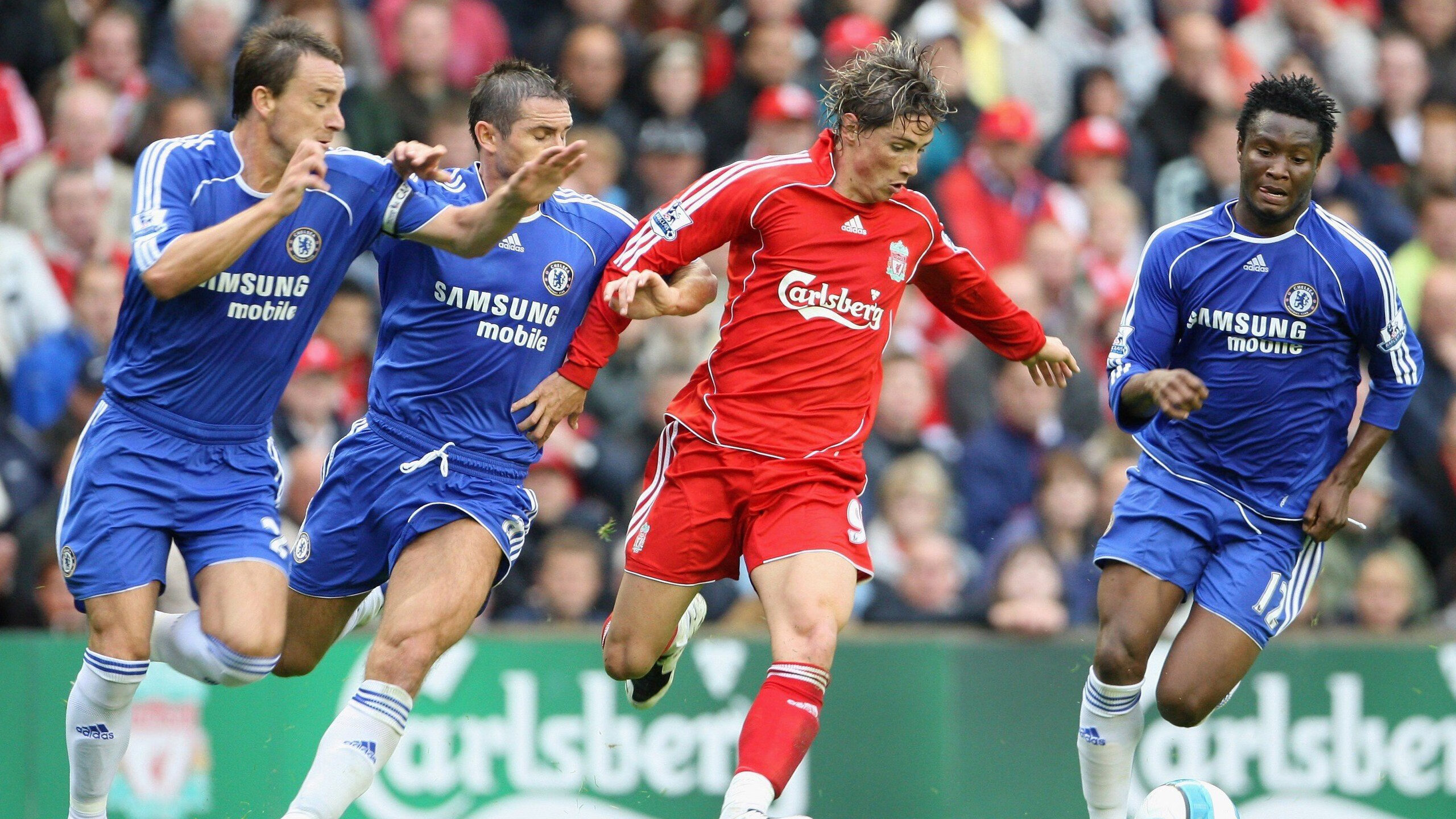 强队实力横扫对手，场上战斗激烈令人目不转睛，强队对强队的成语